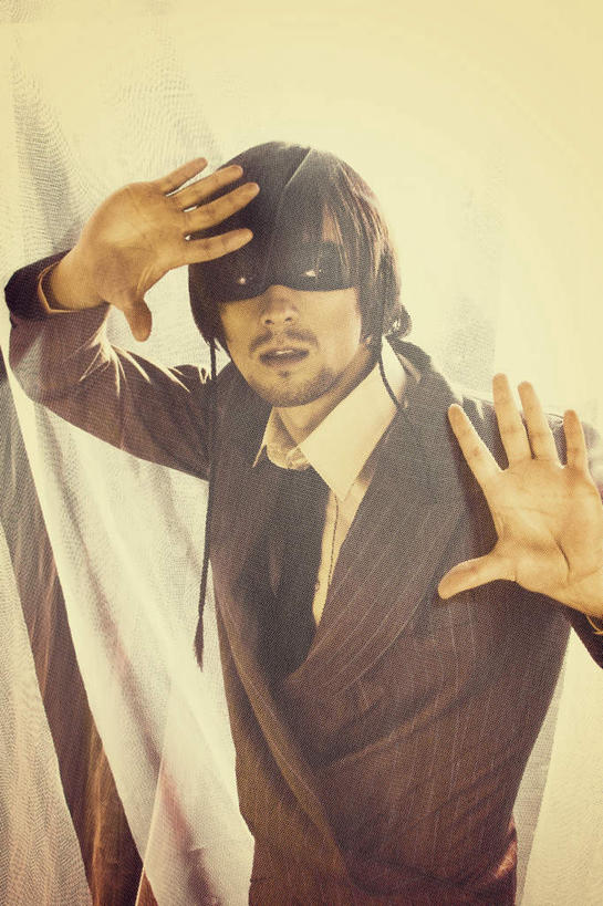 西方人,脸,头,眼睛,鼻子,嘴,耳朵,脸颊,眉毛,睫毛,手,胡须,一个人,站,竖图,室内,白天,正面,衬衫,西装,欧洲,欧洲人,瞳孔,仅一个男性,仅一个人,握,阴影,套装,正装,节日,庆祝,反射,彩绘,影子,领带,拿,拿着,注视,职业装,文化,仅一个年轻男性,白色,纱巾,观察,看,站着,庆典,手部,握着,眼部,观看,纪念,察看,卫生,关注,纯真,洁净,光明,恬静,中间色,朴素,清白,男人,男性,年轻男性,白种人,头部,胡子,小胡子,鼻,鼻孔,耳,耳部,睫,口,口腔,脸部,脸蛋,眉,面部,眼,眼睫毛,眼眉,嘴巴,嘴唇,站立,半身,彩图,衬衣,眼眉毛