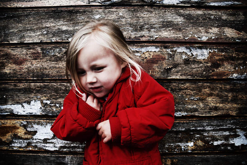 西方人,儿童,头发,一个人,站,横图,室外,白天,正面,纯洁,欧洲,欧洲人,仅一个女性,仅一个人,蜷缩,服装,木制,墙,休闲装,墙壁,墙面,小孩,衣服,红色,木制品,站着,仅一个小孩,休闲,休闲服,金色,可爱,童年,童趣,服饰,害怕,胆怯,童真,烂漫,无邪,畏惧,天真,女孩,女人,女性,白种人,孩子,站立,半身,彩图,女生