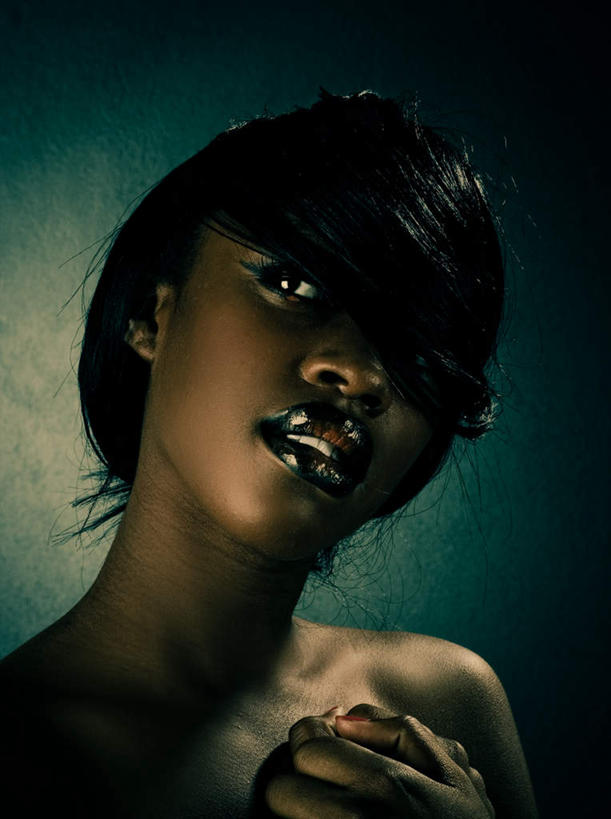 西方人,脸,头,眼睛,鼻子,嘴,脸颊,眉毛,睫毛,一个人,模特,竖图,室内,特写,白天,正面,化妆,时尚,性感,欧洲,非洲,黑人,欧洲人,瞳孔,仅一个年轻女性,仅一个女性,仅一个人,绿色背景,朦胧,模糊,注视,漂亮,绿色,观察,看,诱惑,眼部,摄影,影棚,观看,勾引,察看,关注,时髦,时兴,引诱,妖媚,尤物,年轻女性,女人,女性,非洲人,头部,鼻,睫,脸部,脸蛋,眉,面部,眼,眼睫毛,眼眉,嘴巴,嘴唇,模特儿,半身,彩图,影棚拍摄,拍摄,眼眉毛,佳丽,丽人,美人