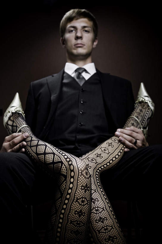 西方人,脸,头,眼睛,鼻子,嘴,脸颊,眉毛,睫毛,腿部,腿,一个人,商务人士,商务男性,站,竖图,室内,白天,仰视,鞋,衬衫,鞋子,欧洲,欧洲人,瞳孔,仅一个男性,仅一个人,一双,握,黑色背景,套装,皮革,注视,袜子,仅一个年轻男性,观察,看,站着,握着,双腿,眼部,摄影,影棚,观看,丝袜,察看,关注,商务装,工薪阶层,男人,男性,年轻男性,白种人,头部,鼻,鼻孔,睫,脸部,脸蛋,眉,面部,眼,眼睫毛,眼眉,嘴巴,嘴唇,白领,上班族,站立,半身,彩图,低角度拍摄,影棚拍摄,衬衣,皮鞋,拍摄,眼眉毛