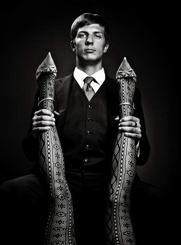 西方人,脸,头,眼睛,鼻子,嘴,脸颊,眉毛,睫毛,腿部,腿,一个人,商务人士,商务男性,站,竖图,室内,白天,仰视,鞋,衬衫,鞋子,欧洲,欧洲人,瞳孔,仅一个男性,仅一个人,一双,握,黑色背景,套装,皮革,注视,袜子,仅一个年轻男性,观察,看,站着,握着,双腿,眼部,摄影,影棚,观看,丝袜,察看,关注,商务装,工薪阶层,男人,男性,年轻男性,白种人,头部,鼻,鼻孔,睫,脸部,脸蛋,眉,面部,眼,眼睫毛,眼眉,嘴巴,嘴唇,白领,上班族,站立,半身,彩图,低角度拍摄,影棚拍摄,衬衣,皮鞋,拍摄,眼眉毛