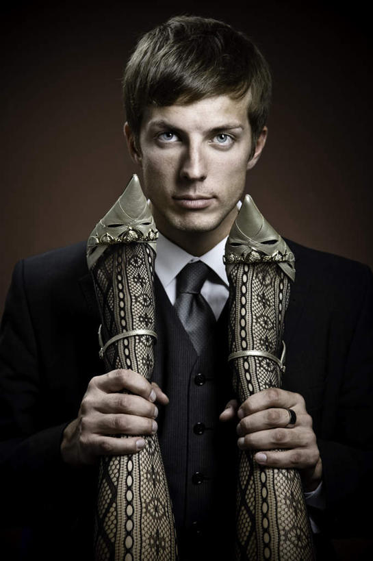 西方人,脸,头,眼睛,鼻子,嘴,脸颊,眉毛,睫毛,腿部,腿,一个人,商务人士,商务男性,站,竖图,室内,白天,正面,鞋,衬衫,鞋子,欧洲,欧洲人,瞳孔,仅一个男性,仅一个人,一双,握,黑色背景,套装,皮革,注视,袜子,仅一个年轻男性,观察,看,站着,握着,双腿,眼部,摄影,影棚,观看,丝袜,察看,关注,商务装,工薪阶层,男人,男性,年轻男性,白种人,头部,鼻,鼻孔,睫,脸部,脸蛋,眉,面部,眼,眼睫毛,眼眉,嘴巴,嘴唇,白领,上班族,站立,半身,彩图,影棚拍摄,衬衣,皮鞋,拍摄,眼眉毛