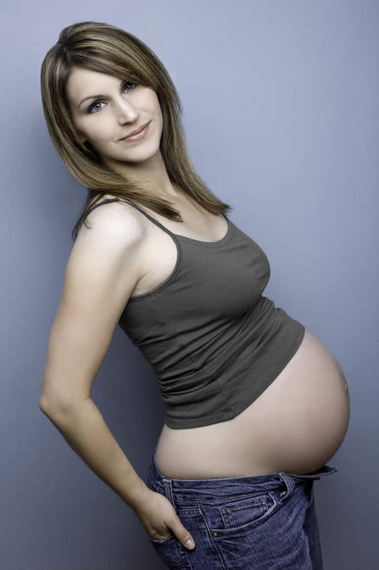 西方人,孕妇,脸,头,脸颊,腹部,一个人,站,笑,微笑,竖图,室内,特写,白天,侧面,欧洲,欧洲人,仅一个年轻女性,仅一个女性,仅一个人,蓝色背景,服装,注视,休闲装,衣服,观察,看,站着,休闲,怀孕,休闲服,摄影,服饰,影棚,观看,察看,待产,关注,双手抄兜,双手放兜,妊娠,准妈妈,年轻女性,女人,女性,白种人,腹,肚子,头部,脸部,脸蛋,面部,产妇,插兜,两手抄兜,两手放兜,手插兜,手放口袋,站立,半身,彩图,影棚拍摄,拍摄,手抄兜