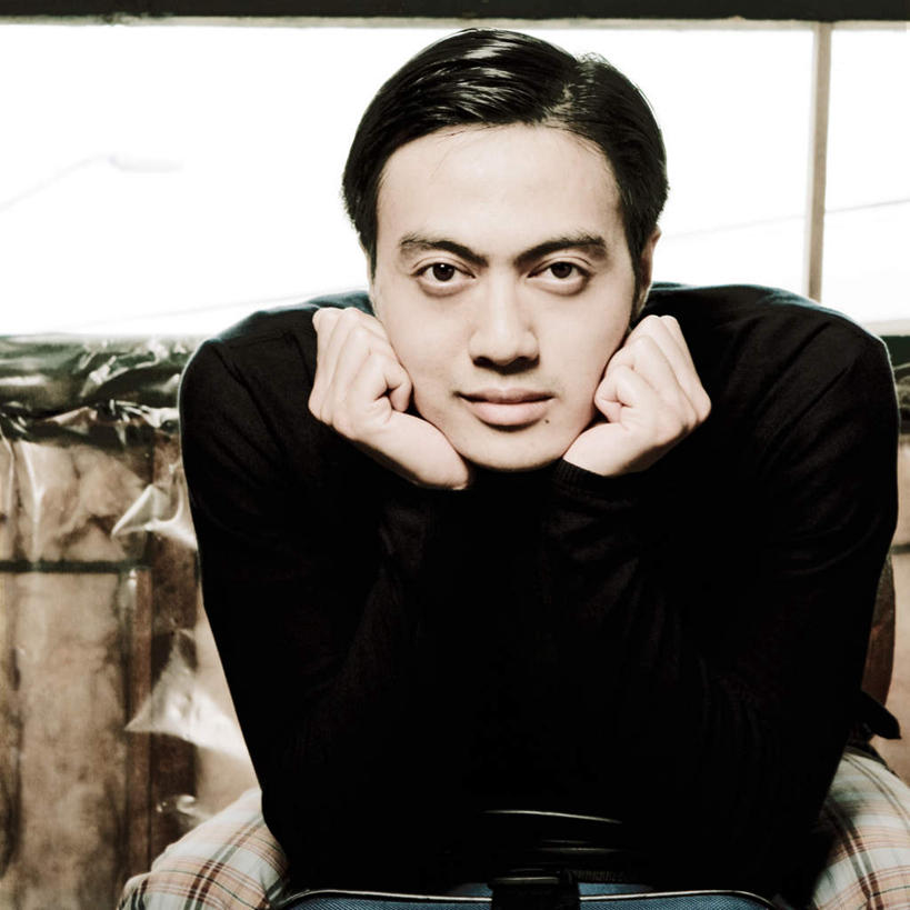 东方人,一个人,栏杆,坐,方图,室内,白天,正面,石头,亚洲,仅一个男性,仅一个人,撑,服装,石子,围栏,托腮,休闲装,黄种人,护栏,仅一个年轻男性,衣服,黑色,托,休闲,休闲服,服饰,托下巴,男人,男性,年轻男性,亚洲人,石块,岩石,坐着,半身,彩图,短发