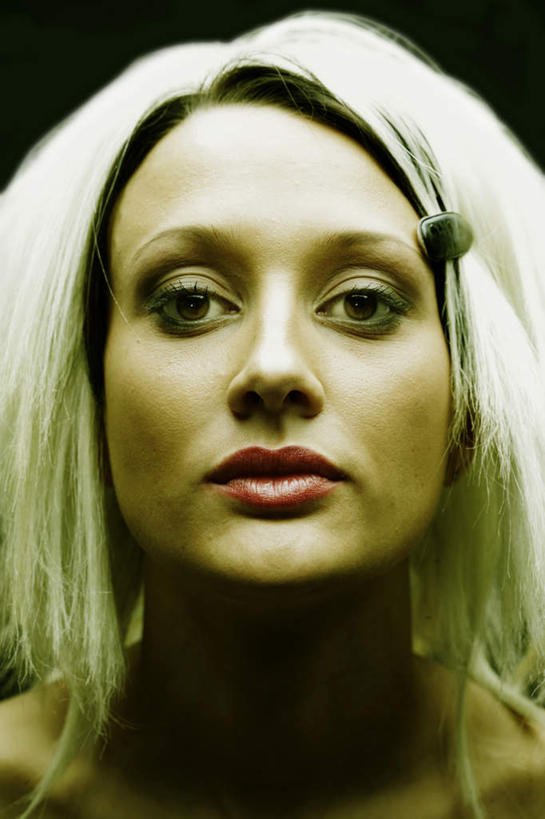 西方人,脸,头,脸颊,一个人,竖图,室内,特写,白天,正面,欧洲,欧洲人,仅一个年轻女性,仅一个女性,仅一个人,黑色背景,假发,裸露,黑色,金色,摄影,影棚,裸,年轻女性,女人,女性,白种人,头部,脸部,脸蛋,面部,半身,彩图,影棚拍摄,拍摄,短发