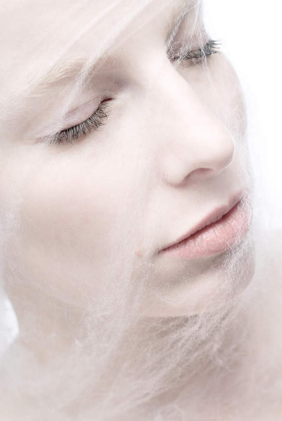 西方人,脸,头,脸颊,一个人,闭眼,竖图,室内,特写,白天,白色背景,正面,欧洲,欧洲人,仅一个年轻女性,仅一个女性,仅一个人,棉絮,摄影,影棚,年轻女性,女人,女性,白种人,头部,脸部,脸蛋,面部,闭眼睛,闭着眼,闭着眼睛,半身,彩图,影棚拍摄,拍摄