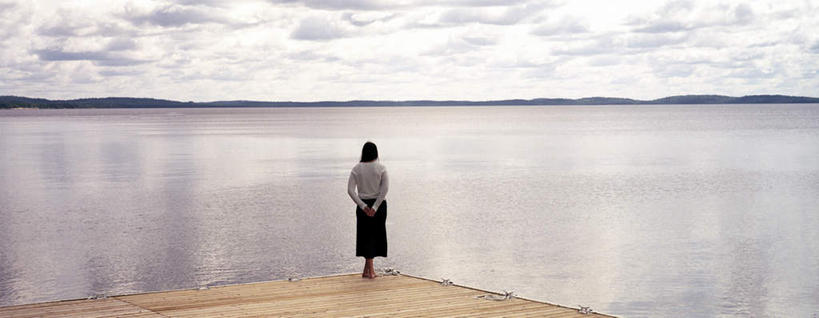 西方人,一个人,码头,站,横图,室外,白天,湖,湖泊,水,港口,欧洲,欧洲人,仅一个年轻女性,仅一个女性,仅一个人,阴影,反射,影子,地平线,湖面,水流,水面,云,云朵,辽阔,地面,云彩,背面,蓝色,白云,倒影,蓝天,天空,湖水,天,站着,广阔,晴朗,一望无际,倒映,延伸,背手,天地相交,无边无际,一马平川,反照,年轻女性,女人,女性,白种人,晴空,站立,彩图,全身,摆渡口,埠头,渡口,渡头,港湾,海港,货运码头,口岸,商港