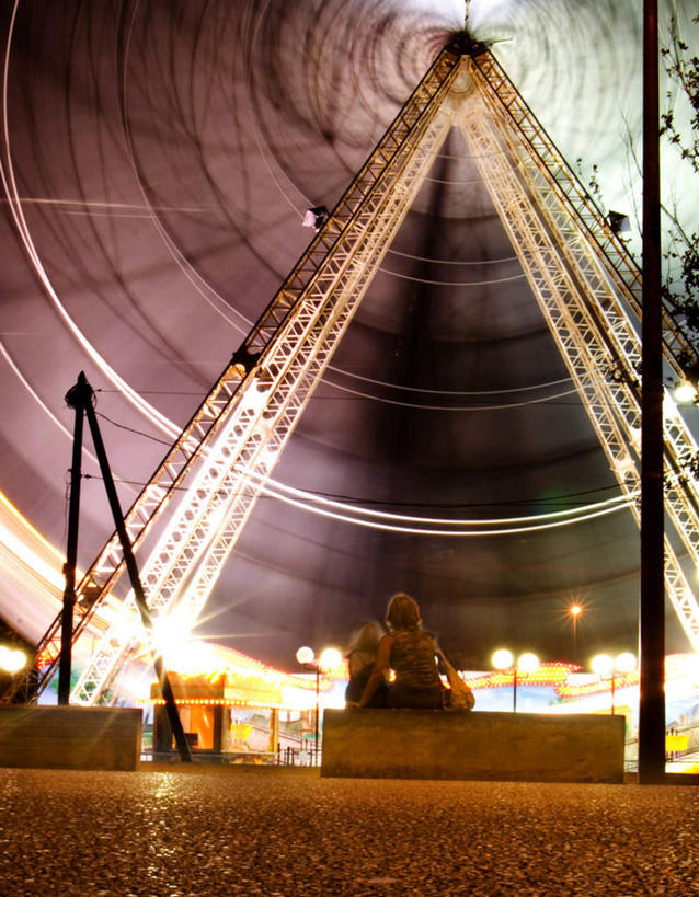 西方人,儿童,家庭,母亲,女儿,坐,竖图,室外,白天,正面,游戏,纯洁,欧洲,欧洲人,梦幻,发光,光束,摩天轮,光亮,玩,注视,娱乐,小孩,观察,看,休闲,温暖,温馨,母女,一家人,可爱,母爱,童年,童趣,观看,活动,和睦,察看,未来,发泄,关注,消遣,智力,发亮,童真,憧憬,烂漫,无邪,费里斯大转轮,宣泄,天真,年轻女性,女孩,女人,女性,白种人,孩子,年轻人,玩耍,嬉戏,坐着,彩图,全身,融洽,女生