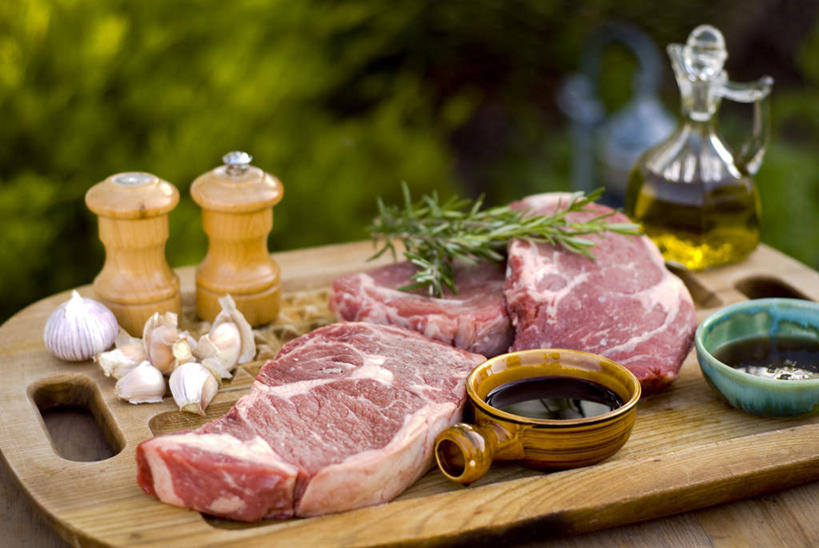 蜂蜜,无人,横图,俯视,室外,白天,旅游,度假,烧烤,美景,植物,蔬菜,蒜,餐具,朦胧,模糊,新鲜,木制,碟子,盘,景观,调味,肉,香料,佐料,橄榄油,牛排,牛肉,食品,蒜头,娱乐,酱油,肉类,食物,一只,绿色,自然,盘子,木制品,碟,享受,休闲,景色,放松,有机食品,绿色食品,生长,成长,胡椒磨,迷迭香,配料,放置,搁置,安排,自然风光,肉食,海洋之露,作料,胡蒜,胡椒,大蒜,彩图,高角度拍摄