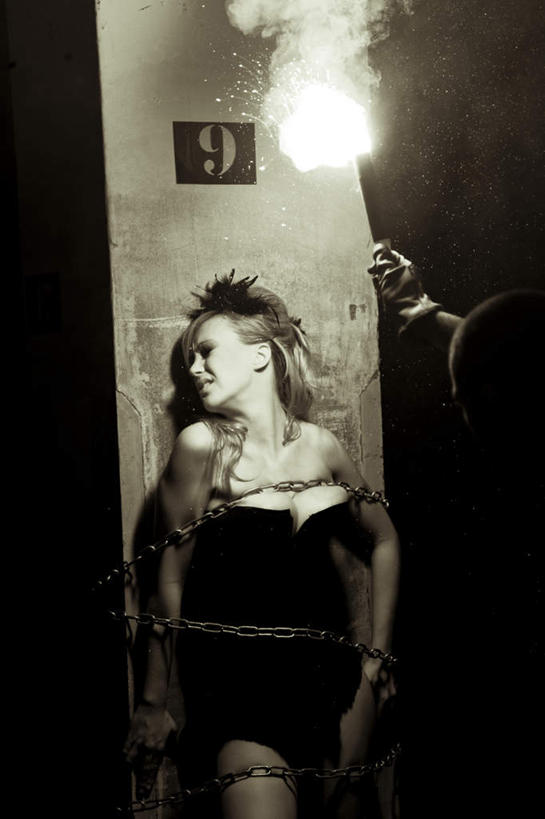 西方人,一个人,站,竖图,室内,白天,正面,裙子,热情,火,欧洲,欧洲人,仅一个年轻女性,仅一个女性,仅一个人,连衣裙,火焰,燃烧,扭头,注视,抹胸,观察,看,站着,转头,铁链,观看,察看,关注,抹胸裙,年轻女性,女人,女性,白种人,站立,半身,彩图