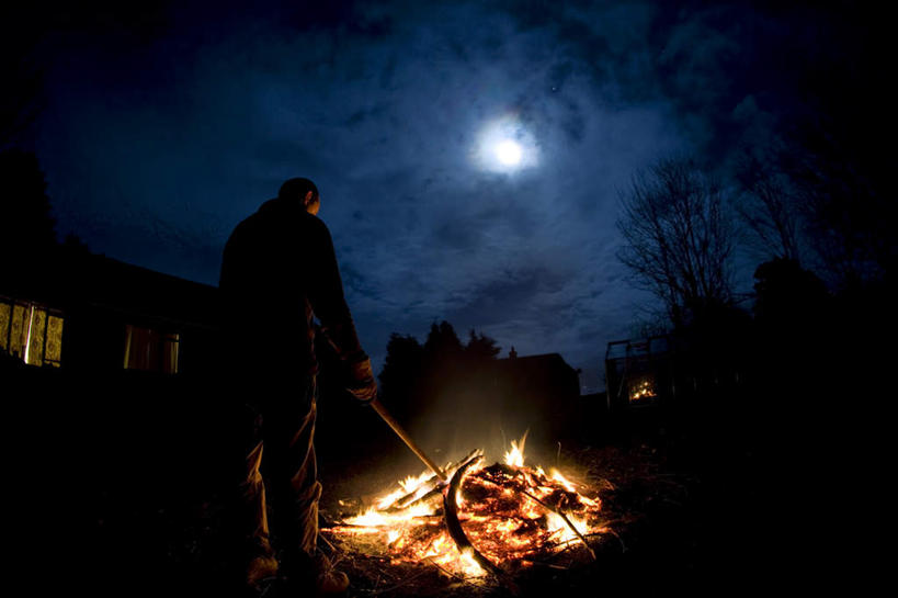 西方人,手,一个人,站,横图,室外,夜晚,神秘,热情,植物,火,欧洲,欧洲人,仅一个男性,仅一个人,握,火焰,屋子,月亮,月光,燃烧,拿,拿着,注视,树,树木,仅一个年轻男性,背面,绿色,观察,看,站着,手部,握着,生长,成长,观看,诡异,明亮,察看,关注,皎洁,男人,男性,年轻男性,白种人,站立,彩图,全身,房子