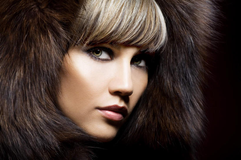 西方人,脸,头,脸颊,一个人,站,横图,室内,特写,白天,侧面,性感,神秘,欧洲,欧洲人,仅一个年轻女性,仅一个女性,仅一个人,阴影,黑色背景,反射,影子,注视,观察,看,站着,摄影,影棚,观看,察看,皮草,关注,年轻女性,女人,女性,白种人,头部,脸部,脸蛋,面部,站立,半身,彩图,影棚拍摄,拍摄