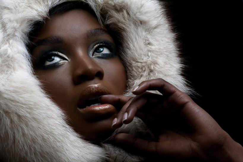 西方人,手,指甲,一个人,横图,室内,特写,白天,侧面,性感,神秘,欧洲,非洲,黑人,欧洲人,仅一个年轻女性,仅一个女性,仅一个人,咬,阴影,黑色背景,反射,影子,注视,白色,观察,看,手部,摄影,影棚,观看,咬着,察看,卫生,皮草,关注,纯真,洁净,光明,恬静,中间色,朴素,清白,年轻女性,女人,女性,非洲人,手指甲,半身,彩图,影棚拍摄,拍摄