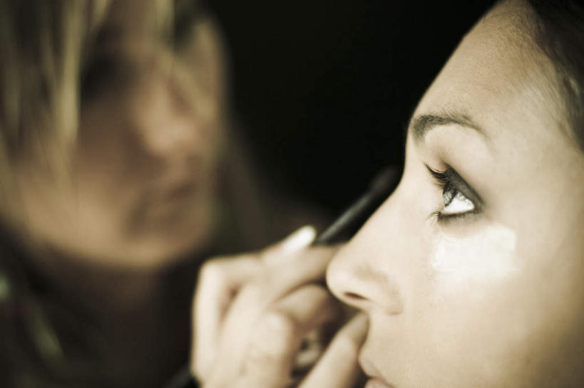 西方人,脸,头,眼睛,脸颊,眉毛,睫毛,手,两个人,站,横图,室内,白天,侧面,化妆,欧洲,欧洲人,瞳孔,握,朦胧,模糊,拿,拿着,注视,观察,看,站着,手部,握着,眼部,观看,察看,关注,化妆师,年轻女性,女人,女性,白种人,头部,睫,脸部,脸蛋,眉,面部,眼,眼睫毛,眼眉,抬头,仰头,站立,半身,彩图,眼眉毛