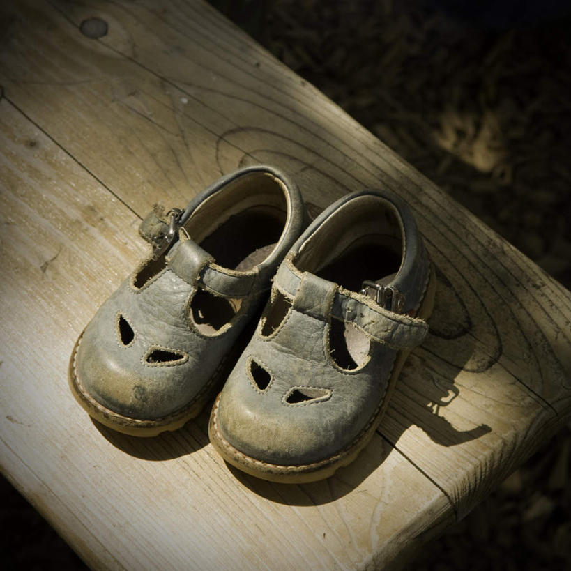 无人,方图,俯视,室内,白天,鞋,鞋子,一双,阴影,破旧,陈旧,光线,木板,纹理,影子,皮革,阳光,陈腐,彩图,高角度拍摄,皮鞋