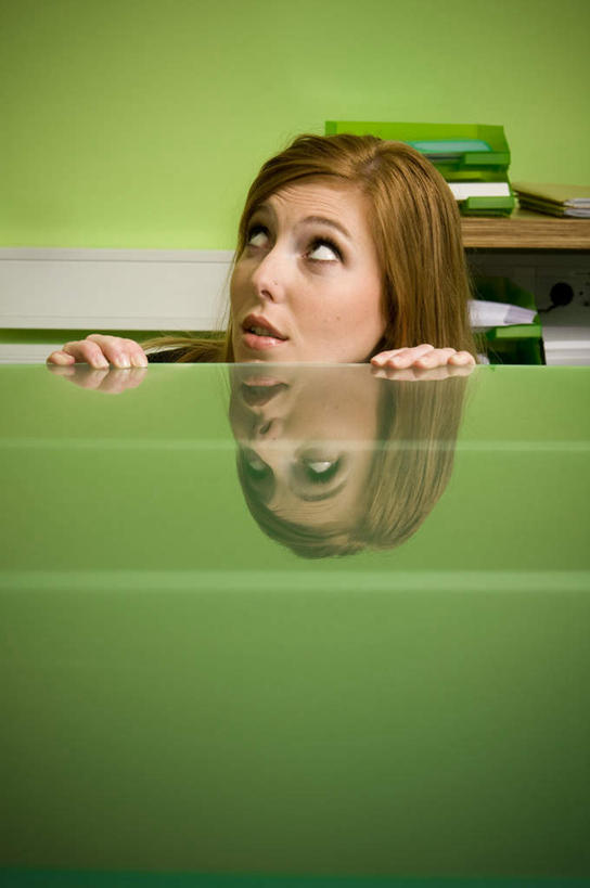 西方人,一个人,办公室,蹲,竖图,室内,白天,正面,桌子,欧洲,欧洲人,仅一个年轻女性,仅一个女性,仅一个人,办公桌,注视,绿色,观察,看,趴着,观看,害怕,察看,胆怯,关注,畏惧,年轻女性,女人,女性,白种人,蹲着,趴,半身,彩图