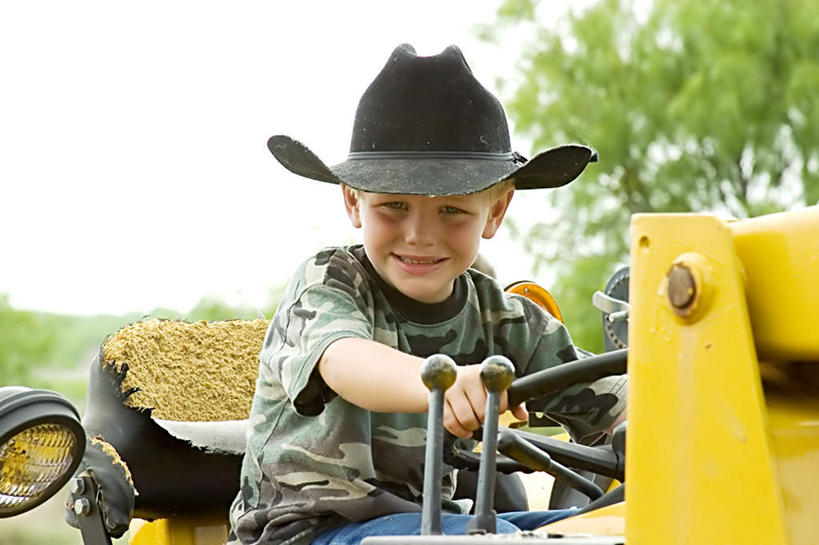 西方人,儿童,一个人,横图,室外,白天,正面,衬衫,纯洁,农业,汽车,帽子,欧洲,欧洲人,仅一个男性,仅一个人,服装,休闲装,车,小孩,衣服,蓝色,蓝天,天空,交通工具,天,驾驶,行驶,仅一个小孩,休闲,休闲服,机械,牛仔帽,可爱,童年,童趣,服饰,晴朗,操纵,控制,载具,拖拉机,童真,操控,烂漫,无邪,万里无云,一顶,把持,交通运输,农用机械,天真,男孩,男人,男性,白种人,孩子,晴空,晴空万里,半身,彩图,衬衣,男生