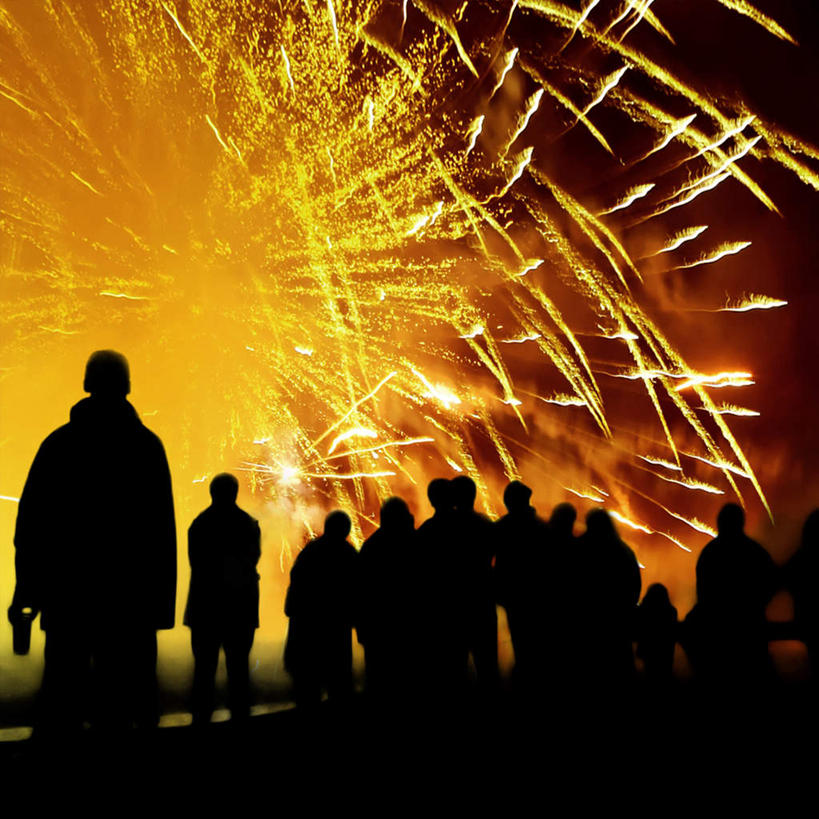 西方人,方图,室外,夜晚,旅游,度假,美景,烟火,欧洲,欧洲人,景观,许多人,娱乐,背面,黄色,蓝色,蓝天,天空,自然,焰火,天,一群人,享受,休闲,橙色,景色,放松,晴朗,自然风光,礼花,参观,万里无云,花炮,礼花炮,白种人,烟花,晴空,晴空万里,半身,彩图,观光