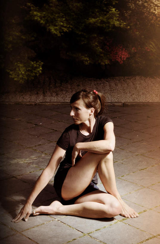 西方人,一个人,坐,竖图,室内,白天,正面,锻炼,瑜伽,运动,地板,欧洲,欧洲人,仅一个年轻女性,仅一个女性,仅一个人,阴影,服装,光线,影子,地面,休闲装,木地板,衣服,阳光,休闲,休闲服,伸腿,养生,服饰,体育,年轻女性,女人,女性,白种人,坐着,半身,彩图,健身