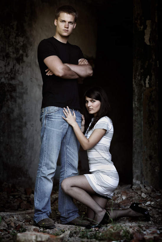 西方人,脸,头,眼睛,鼻子,嘴,耳朵,脸颊,眉毛,睫毛,手,两个人,站,蹲,摸,双手交叉,竖图,室外,白天,正面,裙子,爱情,草地,草坪,石头,植物,欧洲,欧洲人,瞳孔,抚摸,阴影,连衣裙,服装,裤子,反射,石子,影子,墙,浪漫,注视,牛仔裤,休闲装,袜子,墙壁,墙面,草,衣服,绿色,观察,看,站着,休闲,温暖,温馨,手部,休闲服,调情,恩爱,诱惑,眼部,恋人,服饰,观看,丝袜,勾引,和睦,察看,双手抱胸,关注,引诱,男人,男性,年轻男性,年轻女性,女人,女性,白种人,头部,鼻,鼻孔,耳,耳部,睫,口,口腔,脸部,脸蛋,眉,面部,眼,眼睫毛,眼眉,嘴巴,嘴唇,情侣,石块,触摸,蹲着,接触,站立,半身,彩图,伴侣,融洽,眼眉毛