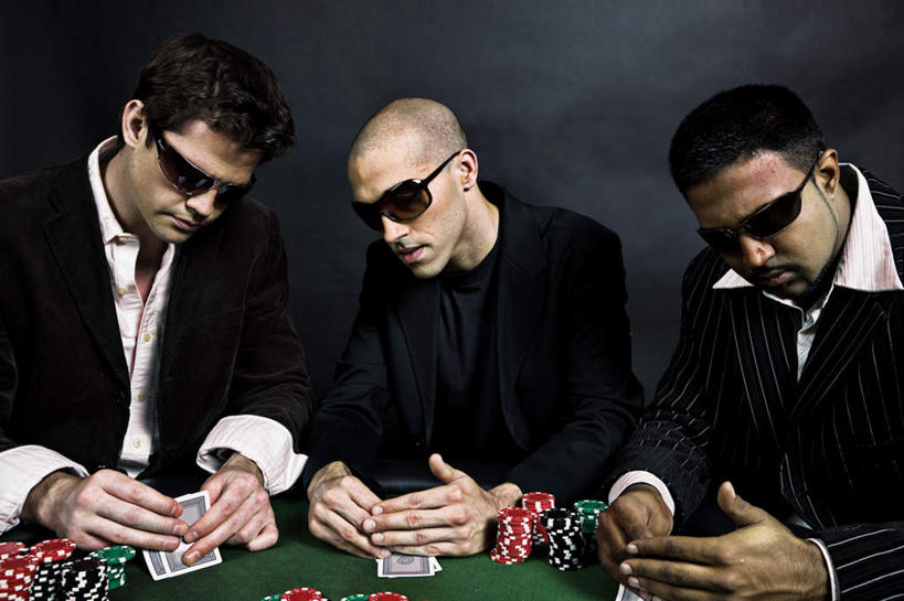 西方人,三个人,坐,横图,室内,白天,正面,游戏,赌博,贪欲,竞争,纸牌,玩具,扑克,欧洲,欧洲人,握,服装,墨镜,眼镜,拿,玩,拿着,注视,休闲装,娱乐,刺激,衣服,太阳镜,太阳眼镜,观察,看,休闲,休闲服,遮阳镜,握着,服饰,观看,活动,察看,发泄,关注,消遣,智力,赌具,赌桌,投机,侥幸,欲望,宣泄,男人,男性,年轻男性,白种人,玩耍,嬉戏,坐着,半身,彩图,胜负,输赢