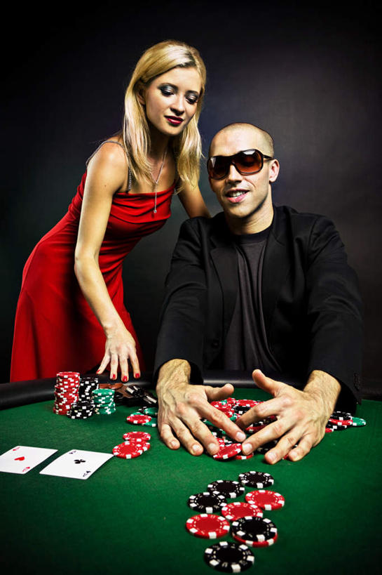 西方人,头发,两个人,站,坐,笑,微笑,露齿笑,竖图,室内,白天,正面,游戏,赌博,贪欲,竞争,纸牌,玩具,扑克,欧洲,欧洲人,握,服装,墨镜,眼镜,拿,玩,拿着,注视,休闲装,娱乐,刺激,衣服,太阳镜,太阳眼镜,观察,看,站着,休闲,休闲服,金色,遮阳镜,握着,服饰,观看,活动,察看,发泄,关注,消遣,智力,赌具,赌桌,投机,侥幸,欲望,宣泄,男人,男性,年轻男性,年轻女性,女人,女性,白种人,玩耍,嬉戏,站立,坐着,半身,彩图,胜负,输赢