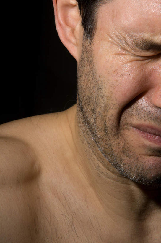 西方人,脸,头,耳朵,脸颊,胡须,一个人,闭眼,竖图,室内,特写,白天,正面,欧洲,欧洲人,仅一个男性,仅一个人,仅一个中年男性,阴影,黑色背景,反射,影子,裸露,摄影,影棚,害怕,胆怯,裸,畏惧,男人,男性,中年男性,白种人,头部,胡子,络腮胡,耳,耳部,脸部,脸蛋,面部,闭眼睛,闭着眼,闭着眼睛,半身,彩图,影棚拍摄,拍摄