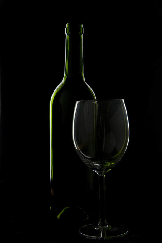 无人,竖图,室内,特写,白天,正面,静物,杯子,阴影,黑色背景,反射,高脚杯,影子,红酒杯,红酒瓶,玻璃制品,酒瓶,玻璃瓶,酒杯,瓶子,摄影,影棚,玻璃杯,彩图,影棚拍摄,拍摄