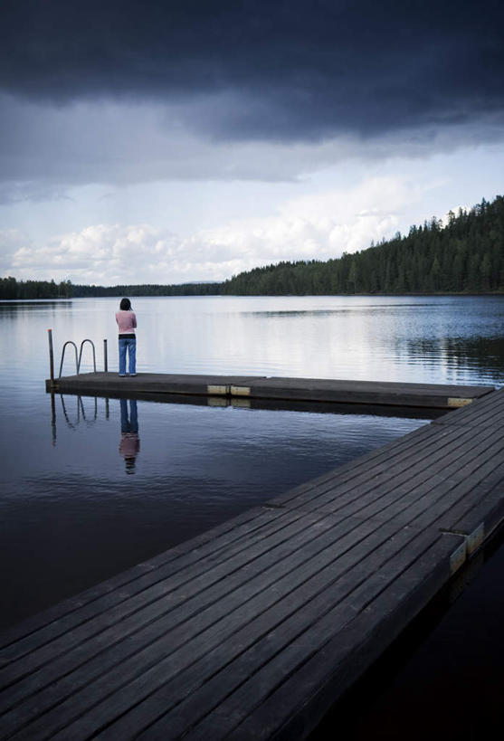 西方人,一个人,码头,站,竖图,室外,白天,正面,湖,湖泊,水,植物,港口,欧洲,欧洲人,仅一个年轻女性,仅一个女性,仅一个人,阴影,光线,影子,湖面,水流,水面,乌云,云,云朵,云彩,树,树木,蓝色,绿色,白云,蓝天,天空,阳光,自然,湖水,天,站着,生长,晴朗,成长,年轻女性,女人,女性,白种人,晴空,站立,半身,彩图,摆渡口,埠头,渡口,渡头,港湾,海港,货运码头,口岸,商港