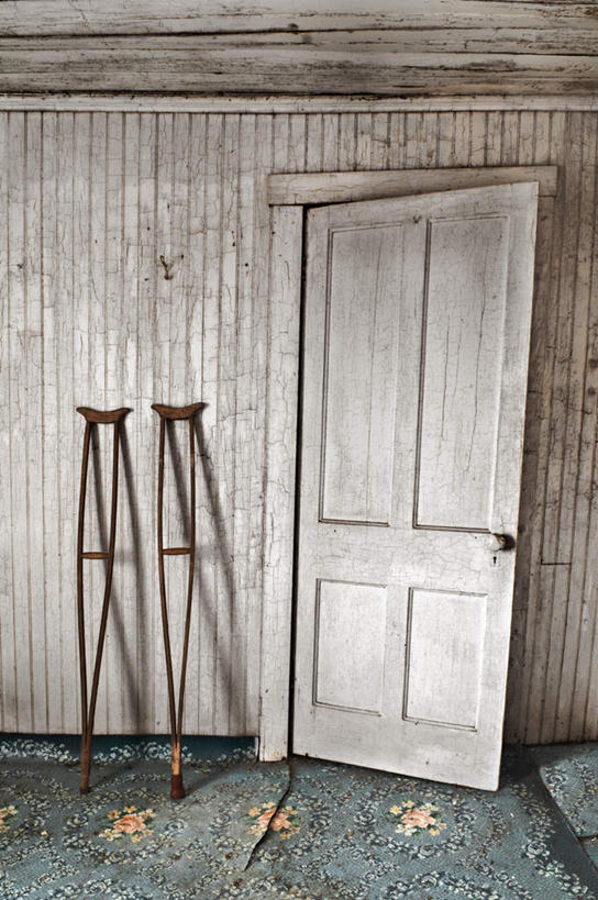 无人,家,竖图,室内,白天,正面,地板,门,一双,阴影,破旧,陈旧,光线,工具,影子,房屋,屋子,地面,楼房,木地板,住宅,阳光,门框,器械,拐杖,手杖,医疗器械,辅助设备,陈腐,彩图,房子