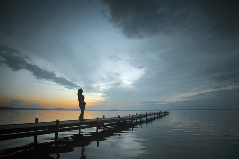 西方人,一个人,码头,站,横图,室外,白天,侧面,湖,湖泊,日落,水,港口,欧洲,欧洲人,仅一个年轻女性,仅一个女性,仅一个人,湖面,水流,水面,晚霞,霞光,云,云朵,落日,背光,云彩,蓝色,白云,蓝天,天空,黄昏,湖水,天,站着,彩霞,晴朗,逆光,夕照,年轻女性,女人,女性,白种人,晴空,夕阳,站立,彩图,全身,摆渡口,埠头,渡口,渡头,港湾,海港,货运码头,口岸,商港,斜阳