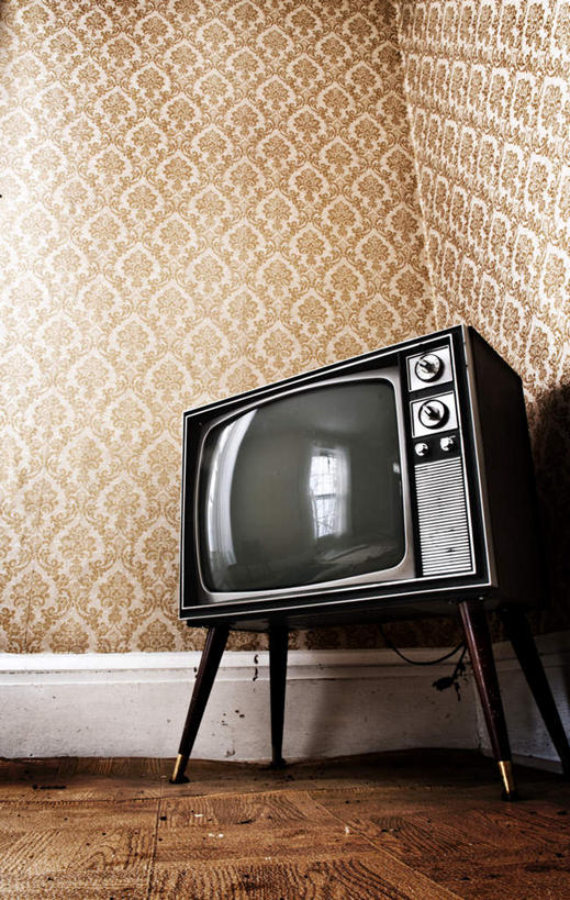 无人,竖图,室内,白天,正面,地板,桌子,电视,阴影,花纹,光线,图案,影子,墙,灯光,地面,书桌,木地板,墙壁,墙面,一个,课桌,单个,彩电,显像管屏,显像管屏幕,黑白电视机,电视机,彩图