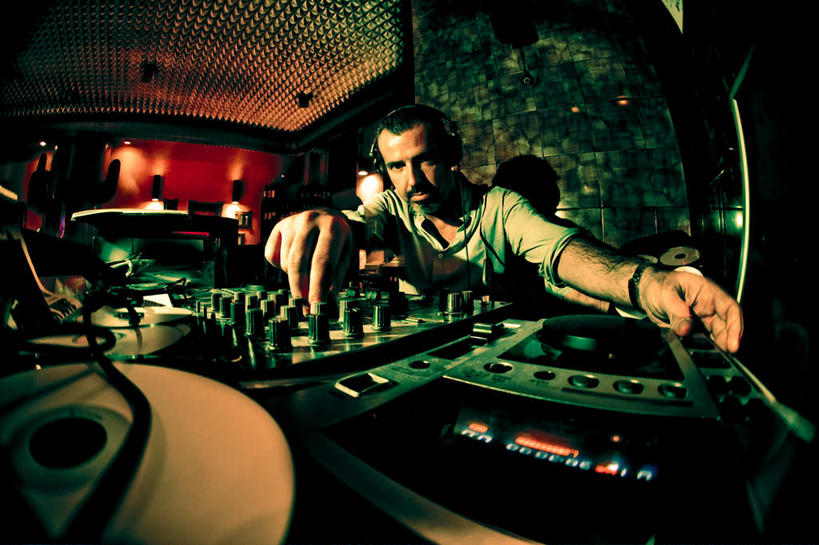 西方人,胡须,一个人,站,打电话,横图,室内,白天,正面,陶醉,快乐,满意,幸福,电话,手机,欧洲,欧洲人,仅一个男性,仅一个人,仅一个中年男性,阴影,服装,光线,影子,灯光,音响,音乐,注视,休闲装,娱乐,通讯设备,衣服,耳机,观察,看,站着,享受,休闲,休闲服,放松,服饰,观看,控制,察看,舒适,享乐,关注,打碟机,节制,管制,掌握,交流,男人,男性,中年男性,白种人,胡子,络腮胡,沟通,通话,站立,半身,彩图,沉醉