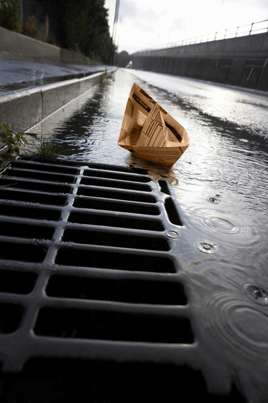 无人,栏杆,竖图,室外,白天,仰视,雨,植物,暴雨,大雨,船,金属制品,一艘,艺术,金属,下水道,折纸,纸艺,手工艺品,乌云,云,阴天,云朵,围栏,云彩,文化,护栏,树,树木,绿色,天空,自然,工艺品,天,流动,生长,成长,活动,细雨,高雅,昏暗,阴沉,纸船,工艺折纸,自信心,品位,小雨,彩图,低角度拍摄