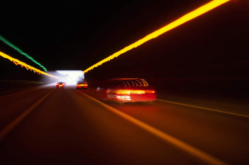 无人,横图,室外,夜晚,侧面,道路,路,公路,汽车,照明,两辆,灯光,分界线,停车线,交通,车,灯,黄色,绿色,灯具,交通工具,轿车,驾驶,行驶,警示,车灯,尾灯,车行道,车行道分界线,操纵,快速,照亮,控制,提醒,照明设备,提示,载具,标线,操控,车行线,快捷,把持,疾速,倏地,马路,彩图