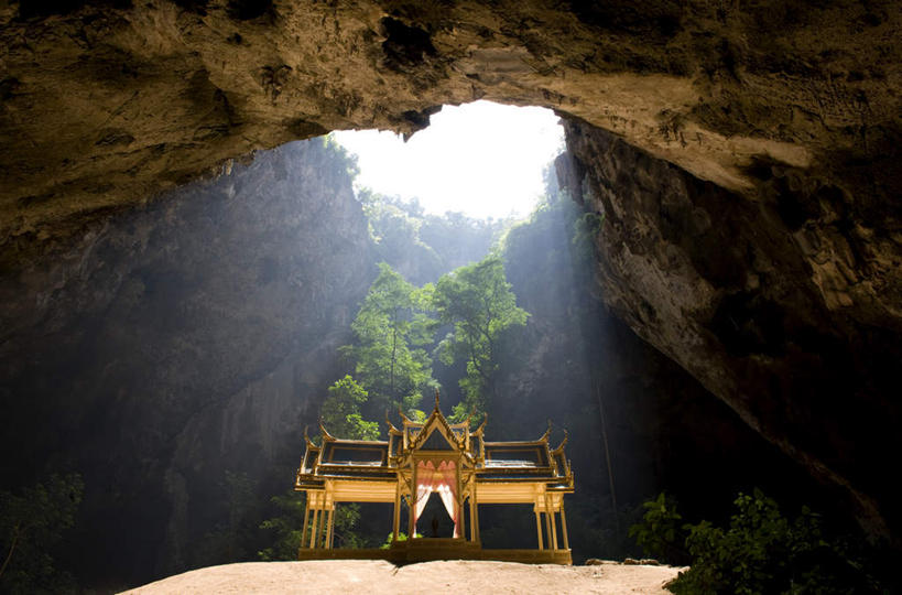 无人,横图,室外,白天,正面,旅游,度假,草地,草坪,山,山脉,植物,标志建筑,地标,建筑,泰国,亚洲,阴影,光线,影子,山峰,牌坊,牌楼,山峦,文化,娱乐,建设,草,绿色,阳光,群山,享受,休闲,旅游胜地,放松,东南亚,纪念,祭祀,表彰,荣誉,泰王国,荣耀,巴蜀,巴蜀府,华欣,彩图,传统文化