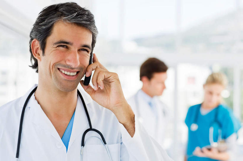 西方人,三个人,伙伴,朋友,医生,医院,站,笑,说,打电话,微笑,露齿笑,横图,室内,白天,正面,讨论,友谊,合作,团队,电话,手机,欧洲,欧洲人,朦胧,模糊,注视,通讯设备,听诊器,观察,看,站着,医护人员,医疗人员,战略,观看,察看,医疗设备,接听,关注,医疗器械,医疗工具,医疗机构,一部,联合,合谋,检测工具,交流,配合,协作,男人,男性,年轻男性,年轻女性,女人,女性,白种人,大夫,沟通,讲话,交谈,商讨,说话,谈话,通话,站立,半身,彩图,病院,诊所