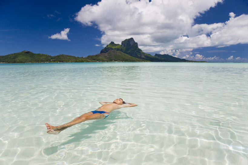 仰泳,游泳,西方人,儿童,一个人,横图,室外,白天,正面,泳装,比基尼,旅游,度假,纯洁,美景,山,山脉,欧洲,欧洲人,仅一个男性,仅一个人,清澈,景观,山峰,水平线,云,云朵,辽阔,海平线,山峦,云彩,娱乐,小孩,蓝色,白云,蓝天,天空,自然,群山,天,仅一个小孩,享受,休闲,广阔,景色,放松,可爱,童年,童趣,晴朗,一望无际,自然风光,童真,烂漫,无邪,无边无际,一马平川,明澈,清彻,清亮,天真,男孩,男人,男性,白种人,孩子,晴空,彩图,全身,三点式,泳衣,水天相接,水天一线,男生