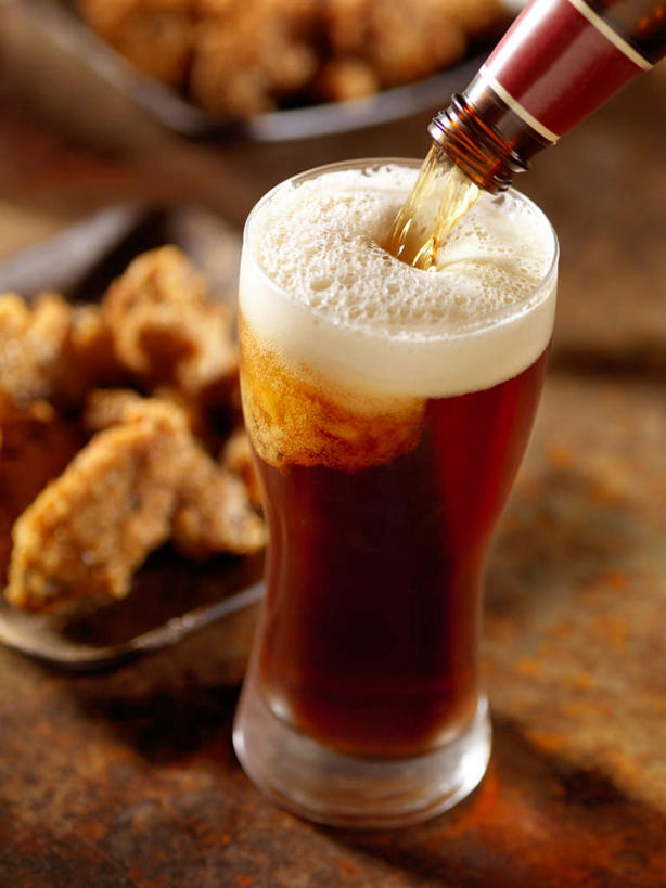 啤酒,无人,酒吧,竖图,俯视,室内,白天,度假,美景,桌面,桌子,城市风光,城市,杯子,餐具,阴影,反射,木制,碟子,盘,影子,景观,鸡肉,肉,酒类,一杯,娱乐,肉类,玻璃制品,酒,饮料,盘子,酒杯,木制品,啤酒杯,碟,倒酒,享受,休闲,景色,放松,肉食,一碟,玻璃杯,彩图,高角度拍摄,酒吧间,酒馆