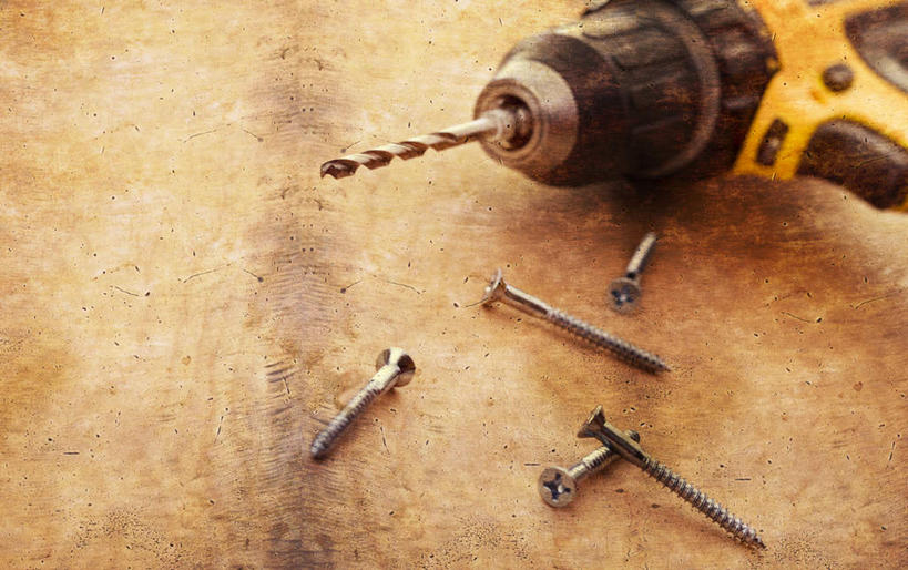 无人,横图,俯视,室外,特写,白天,桌面,桌子,静物,木制,钉子,工具,木纹,痕迹,木制品,冲击钻,电钻,五金,紧固,电动工具,牢固,木工,彩图,高角度拍摄,稳固