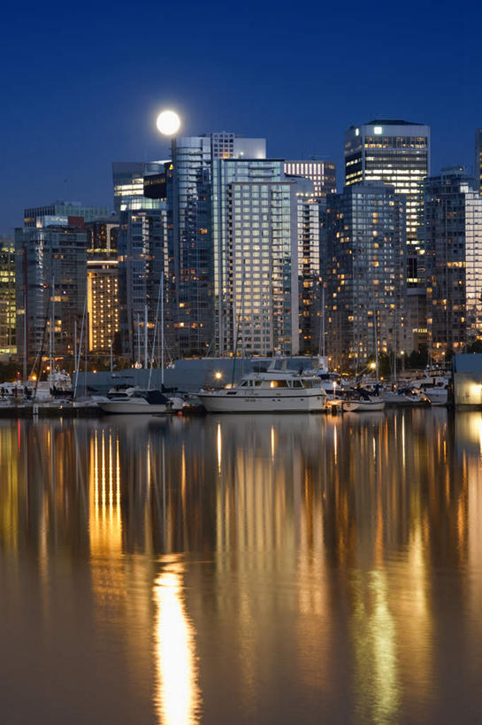 无人,公园,高楼大厦,竖图,全景,室外,夜晚,正面,度假,湖,湖泊,美景,水,天际线,城市风光,城市,大厦,建筑,轮船,摩天大楼,船,加拿大,许多,阴影,光线,影子,湖面,景观,水流,水面,月亮,云,云朵,灯光,月光,很多,凌乱,云彩,娱乐,一个,蓝色,白云,倒影,蓝天,天空,交通工具,湖水,天,享受,休闲,景色,放松,晴朗,单个,明亮,倒映,混乱,北美,北美洲,载具,美洲,北亚美利加洲,亚美利加洲,皎洁,卑诗省,不列颠哥伦比亚,不列颠哥伦比亚省,史丹利公园,斯坦利公园,纷乱,缭乱,庞杂,反照,史坦利公园,晴空,彩图,大楼,高层建筑,高楼,摩天楼