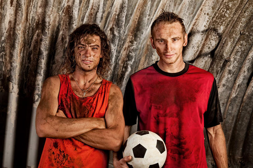 西方人,两个人,站,横图,室内,白天,正面,兴奋,热情,足球,欧洲,欧洲人,足球装备,开放,注视,运动器械,红色,观察,看,站着,健康,温暖,健身器械,奔放,活力,积极,激情,摄影,肮脏,朝气,影棚,观看,暖色,吉祥,察看,生命,关注,健身器材,队友,饱满,邋遢,蹴鞠,革命,热烈,赤色,充实,斗志,喜气,主动,龌龊,污秽,恶浊,足球运动,男人,男性,年轻男性,白种人,站立,半身,彩图,影棚拍摄,欢乐,拍摄,运动器材