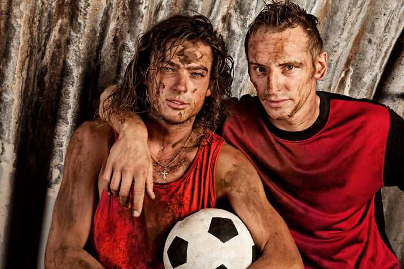 西方人,两个人,坐,横图,室内,白天,正面,兴奋,热情,足球,欧洲,欧洲人,足球装备,开放,注视,运动器械,红色,观察,看,健康,温暖,健身器械,奔放,活力,积极,激情,摄影,肮脏,朝气,影棚,观看,暖色,吉祥,察看,生命,关注,健身器材,队友,饱满,邋遢,蹴鞠,革命,热烈,赤色,充实,斗志,喜气,主动,龌龊,污秽,恶浊,足球运动,男人,男性,年轻男性,白种人,坐着,半身,彩图,影棚拍摄,欢乐,拍摄,运动器材