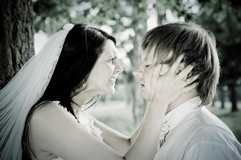 西方人,头发,两个人,夫妻,新娘,新郎,闭眼,摸,横图,室外,白天,侧面,婚纱,爱情,婚礼,快乐,失败,森林,树林,植物,欧洲,欧洲人,抱头,抚摸,阴影,服装,沮丧,生气,庆祝,装饰,反射,影子,结婚,浪漫,装饰品,树,树木,衣服,绿色,自然,戒指,饰品,首饰,难受,喜庆,金色,恩爱,无奈,愤怒,恋人,服饰,生长,成长,纪念,失望,悲伤,华丽,修饰,信物,点缀,伤心,难过,权利,衣着,穿着,发怒,失落,情绪,脾气,颓废,忿怒,怨恨,强烈,挫败,受挫,落败,落空,错过,失足,失意,失策,失算,颓丧,衰颓,悲哀,懊丧,颓靡,气馁,丧气,衬托,美观,雅致,雅观,手饰,捧首,捧头,衣饰,激动,败北,挫折,失利,男人,男性,年轻男性,年轻女性,女人,女性,白种人,夫妇,情侣,闭眼睛,闭着眼,闭着眼睛,触摸,接触,半身,彩图,婚礼服,礼服,高兴,伴侣