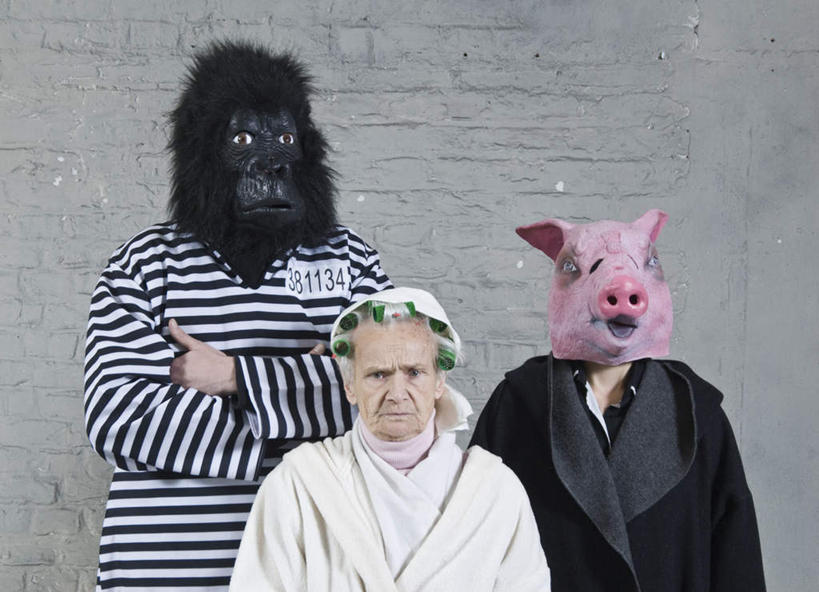 西方人,三个人,站,双手交叉,横图,室内,白天,正面,猩猩,猪,欧洲,欧洲人,戴,面具,一个,动物,站着,家畜,牲畜,单个,戴着,大猩猩,金刚猩猩,老年女性,女人,女性,白种人,站立,半身,彩图