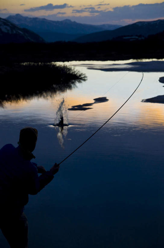 西方人,一个人,站,竖图,室外,白天,正面,垂钓,湖,湖泊,日落,山,山脉,水,钓鱼竿,欧洲,欧洲人,仅一个男性,仅一个人,握,湖面,山峰,水流,水面,晚霞,霞光,落日,山峦,拿,拿着,仅一个年轻男性,黄昏,湖水,群山,站着,彩霞,握着,渔具,夕照,男人,男性,年轻男性,白种人,钓竿,鱼竿,夕阳,站立,半身,彩图,钓鱼,垂纶,斜阳