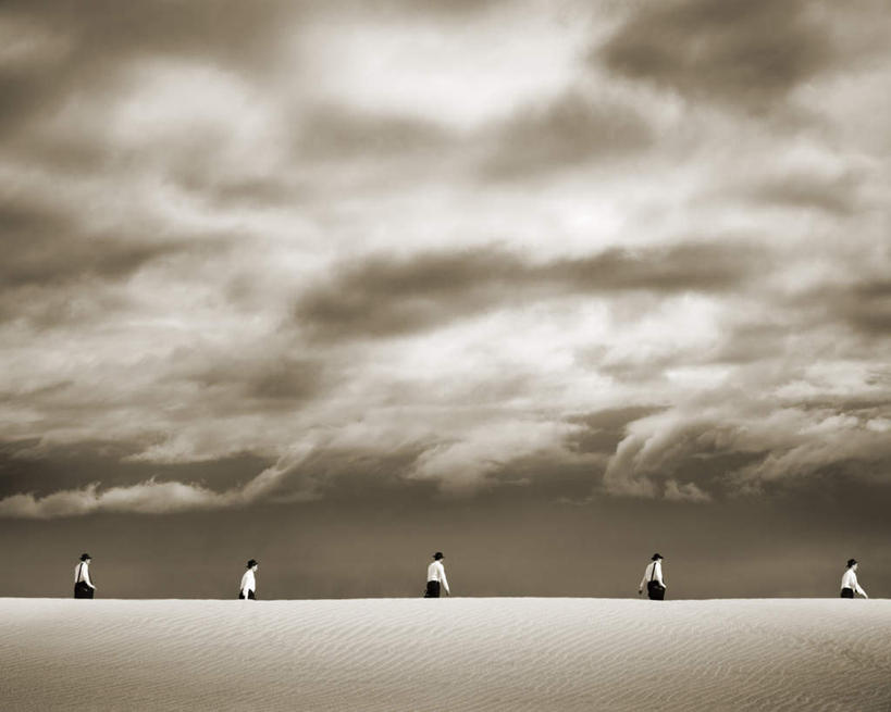 西方人,走,横图,室外,白天,仰视,衬衫,旅游,度假,荒凉,美景,沙漠,帽子,欧洲,欧洲人,五个人,阴影,光线,影子,景观,乌云,云,阴天,云朵,许多人,云彩,礼帽,娱乐,天空,阳光,自然,天,一群人,享受,休闲,景色,放松,昏暗,阴沉,自然风光,男人,男性,年轻男性,白种人,大漠,荒地,荒芜,砂漠,步行,散步,走路,彩图,低角度拍摄,全身,衬衣