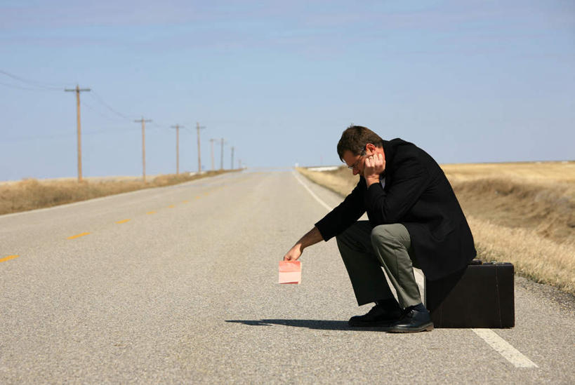 西方人,一个人,坐,横图,室外,白天,侧面,安全,植物,道路,路,公路,手提箱,欧洲,欧洲人,仅一个男性,仅一个人,撑,阴影,枯萎,电力,光线,电线,电线杆,线,影子,分界线,枯草,电能,停车线,交通,线路,托腮,注视,草,仅一个年轻男性,黄色,蓝色,蓝天,天空,阳光,箱子,天,观察,看,托,晴朗,观看,电,保护,车行道,车行道分界线,存折,电源,察看,关注,托下巴,标线,保险,私密,能量,密码箱,车行线,万里无云,男人,男性,年轻男性,白种人,晴空,晴空万里,马路,坐着,彩图,全身