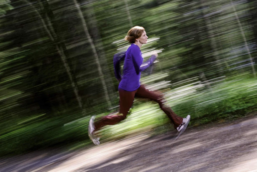 西方人,一个人,跑,横图,室外,白天,侧面,锻炼,旅游,度假,运动,草地,草坪,森林,树林,植物,道路,路,欧洲,欧洲人,仅一个男性,仅一个人,阴影,服装,朦胧,模糊,光线,影子,小路,交通,注视,休闲装,娱乐,草,树,树木,仅一个年轻男性,衣服,绿色,阳光,观察,看,享受,休闲,休闲服,放松,服饰,生长,成长,观看,张开双腿,快速,察看,关注,户外运动,快捷,疾速,倏地,展开双腿,体育,男人,男性,年轻男性,白种人,跑步,彩图,全身,健身,伸展双腿