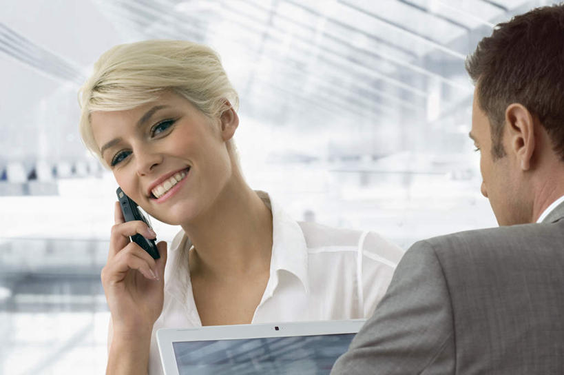 西方人,脸,头,脸颊,手,两个人,商务人士,商务男性,商务女性,办公室,坐,笑,打电话,微笑,露齿笑,横图,室内,特写,白天,正面,衬衫,电脑,笔记本电脑,电话,手机,欧洲,欧洲人,握,套装,朦胧,模糊,网络,拿,拿着,注视,通讯设备,肩膀,观察,看,聆听,手部,握着,观看,察看,无线,关注,通信设备,商务装,无线网络,无线上网,便携式电脑,工薪阶层,一部,凝听,交流,手提电脑,男人,男性,年轻男性,年轻女性,女人,女性,白种人,头部,脸部,脸蛋,面部,白领,上班族,沟通,通话,坐着,半身,彩图,衬衣